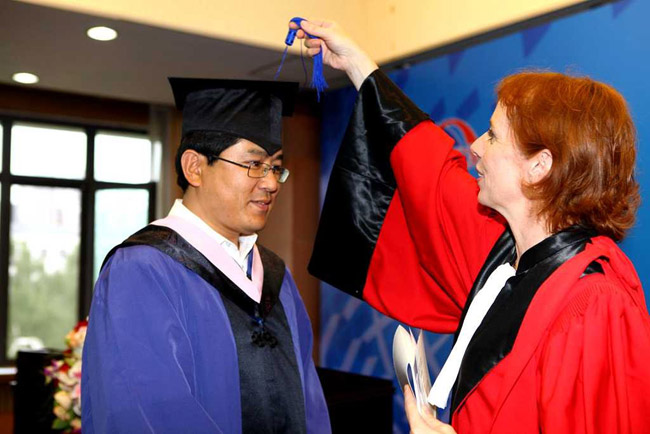 授予2013届法国巴黎第一大学MBA学员学位