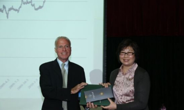 美国著名经济学家高根来到我校