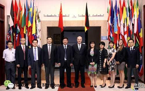 宝马(中国)集团总裁安格先生一行来访我校合影