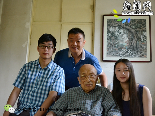 张培基教授与英语学院分党委副书记徐文兵及学生合影