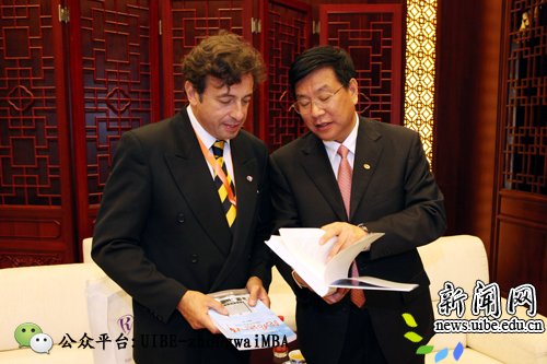 施校长向法国兰斯高商博瓦雷校长赠送著作