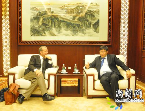美国东西方中心教育项目主任来访我校时合影会面