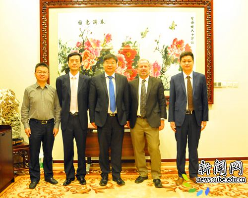 美国东西方中心教育项目主任来访我校时合影