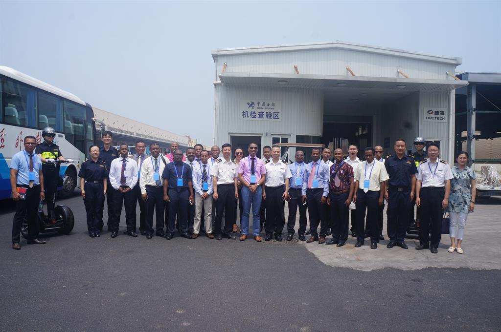 2016年马达加斯加海关管理研修班与首都机场海关工作人员合影