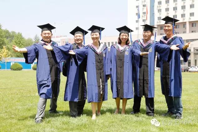 对外经济贸易大学EMBA毕业生在贸大校园合影留念