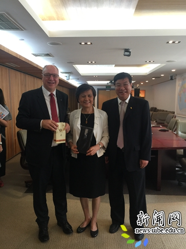 施建军校长与澳大利亚维多利亚大学访问团合影