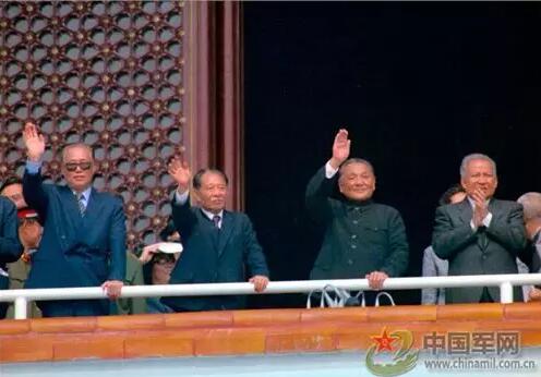 参与国庆“三十五”周年群众游行仪仗队训练