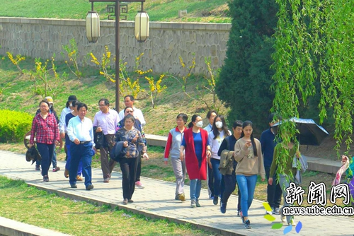 对外经济贸易大学在元大都公园举行2017春季教职工徒步健身走活动