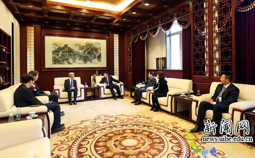 国际统一私法协会秘书长来访对外经贸大学圆桌会议