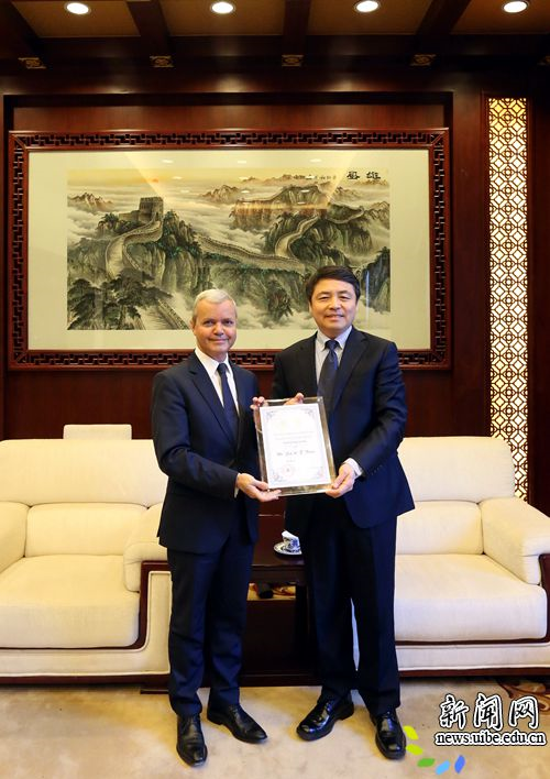 王稼琼校长代表学校授予Jose Angelo Estrella Faria先生荣誉头衔
