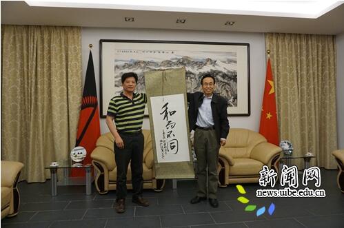 王强会见王世廷并赠送礼物
