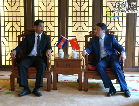 柬埔寨王国洪森首相助理兼首相警卫部队副司令诺·拉尼木中将率代表团来访贸大