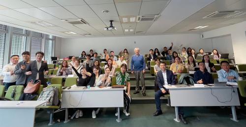对外经济贸易大学中法巴黎一大企业管理硕士项目2023级春季班学员在巴黎合影