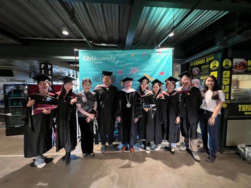 对外经济贸易大学中美西雅图MBA项目学生与西雅图城市大学校长合影