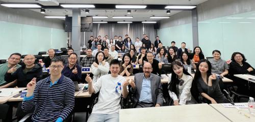 诺欧零售管理硕士项目AI讲座教授与学员们课堂合影