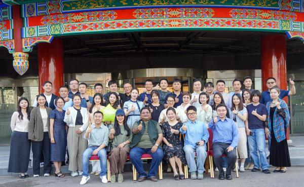 对外经济贸易大学中美西雅图城市大学MBA项目G26班毕业晚宴师生合影