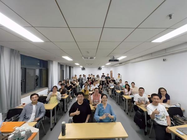 对外经济贸易大学与法国巴黎第一大学合作企业管理硕士项目学术讲座师生合影